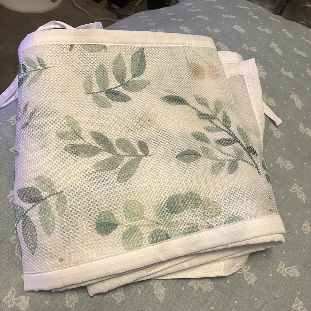 Mesh breathable crib liner